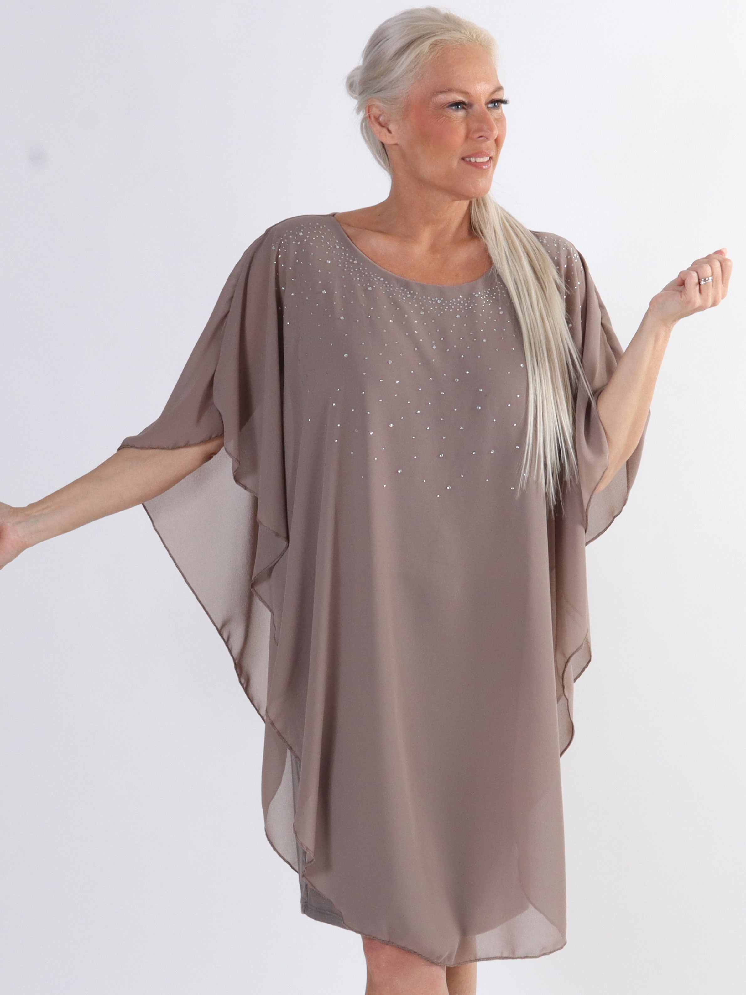 Kenya Crystal - Plus size tunikakjole med chiffonlag og similisten